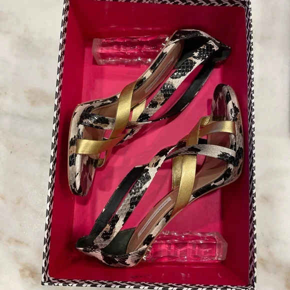 Designer DIANE vonFURSTENBERG DVF ibiza, gold/snow cheetah, lucite heel Sandal - Picture 6 of 8